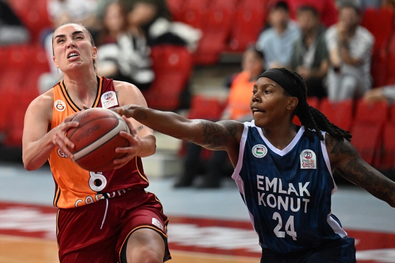 Kayseri'de düzenlenen 18. Erciyes Kupası Kadınlar Basketbol Turnuvası'nda Emlak Konut ile...