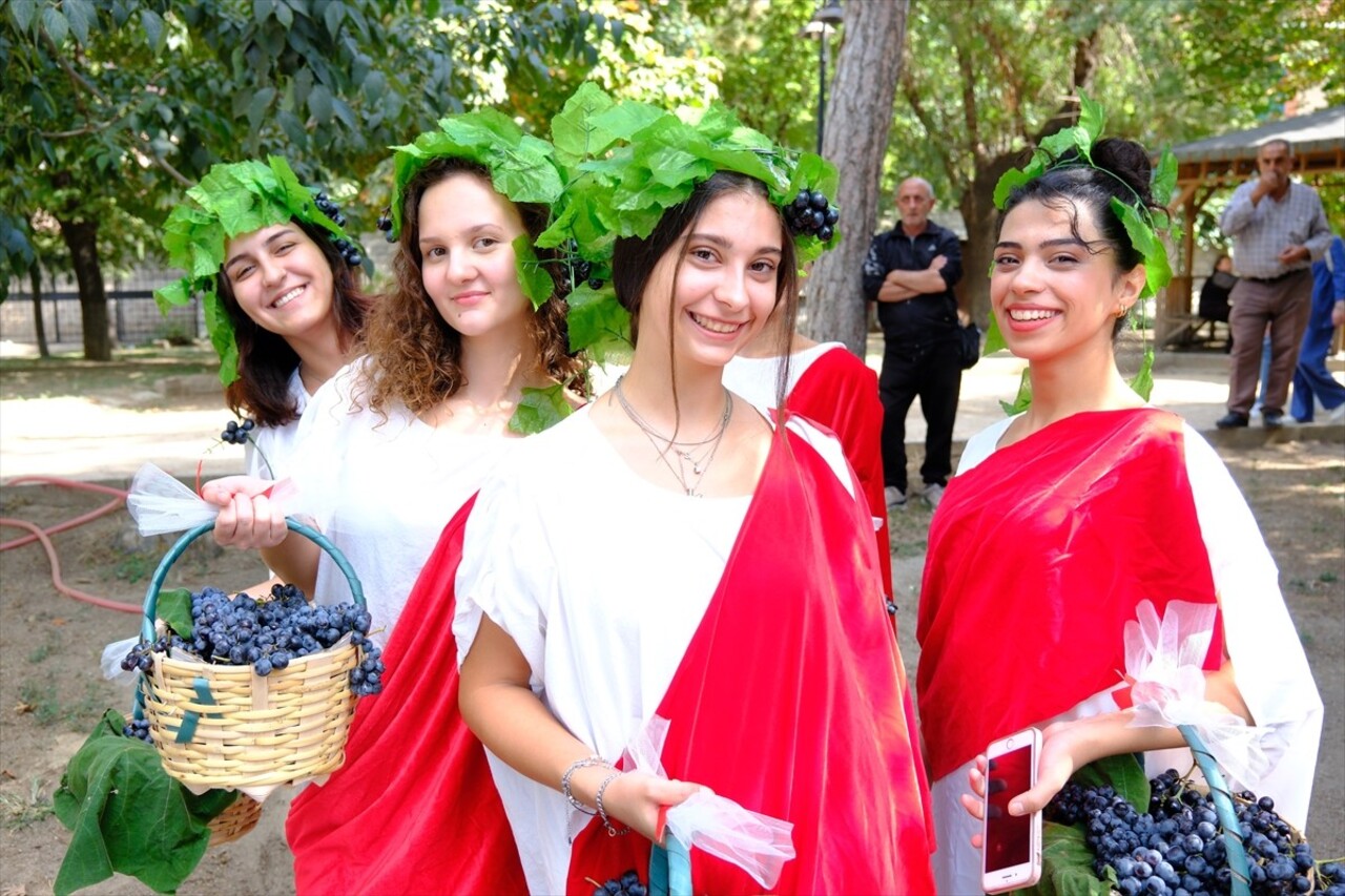 Kırklareli 15. Yayla, Bolluk, Bereket, Hasat ve Bağ Bozumu Şenlikleri başladı. Şenliklere katılan...