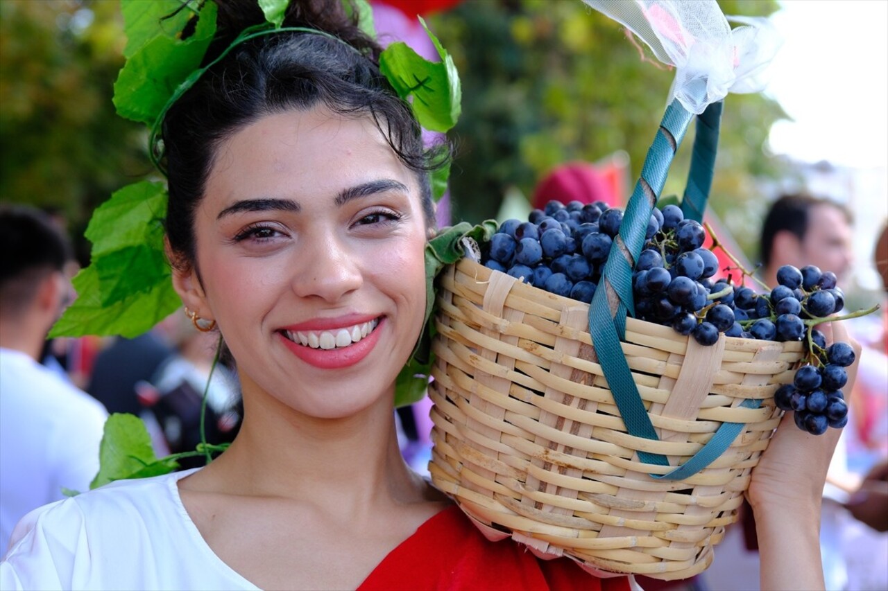 Kırklareli 15. Yayla, Bolluk, Bereket, Hasat ve Bağ Bozumu Şenlikleri başladı. Şenliklere katılan...