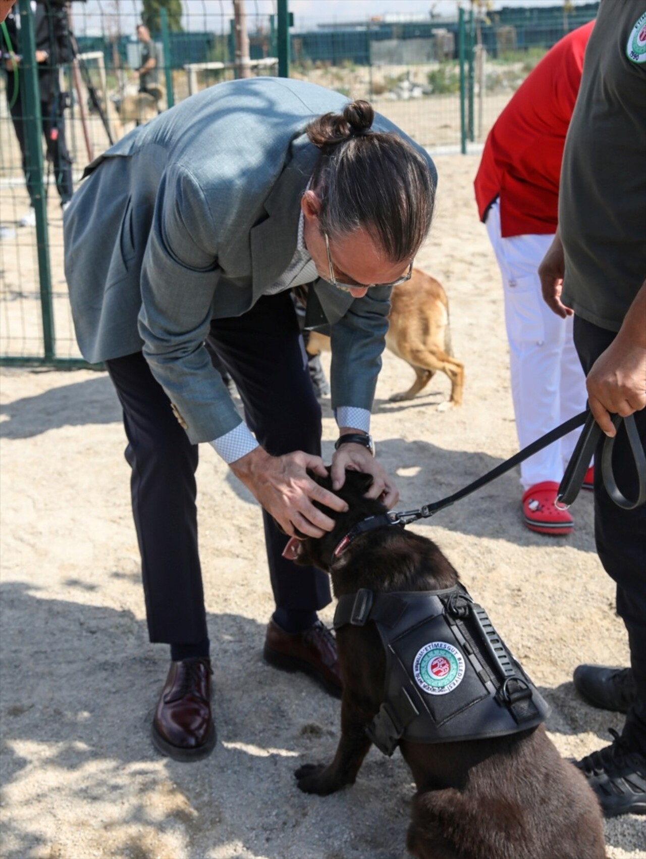 Etimesgut Belediye Başkanı Erdal Beşikçioğlu (sağda), eğitimleri tamamlanan sahipsiz köpeklerden...