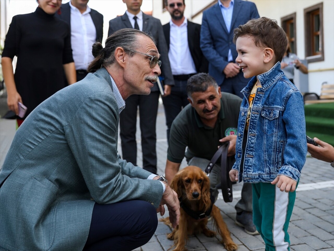 Etimesgut Belediye Başkanı Erdal Beşikçioğlu (sağda), eğitimleri tamamlanan sahipsiz köpeklerden...