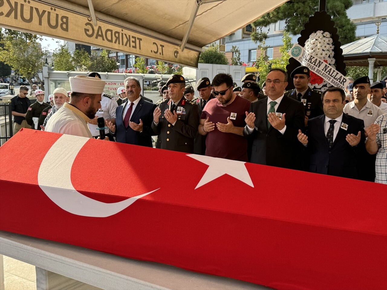 Tekirdağ'da 70 yaşında yaşamını yitiren Kıbrıs gazisi Şemşettin Çavuşoğlu'nun cenazesi toprağa...