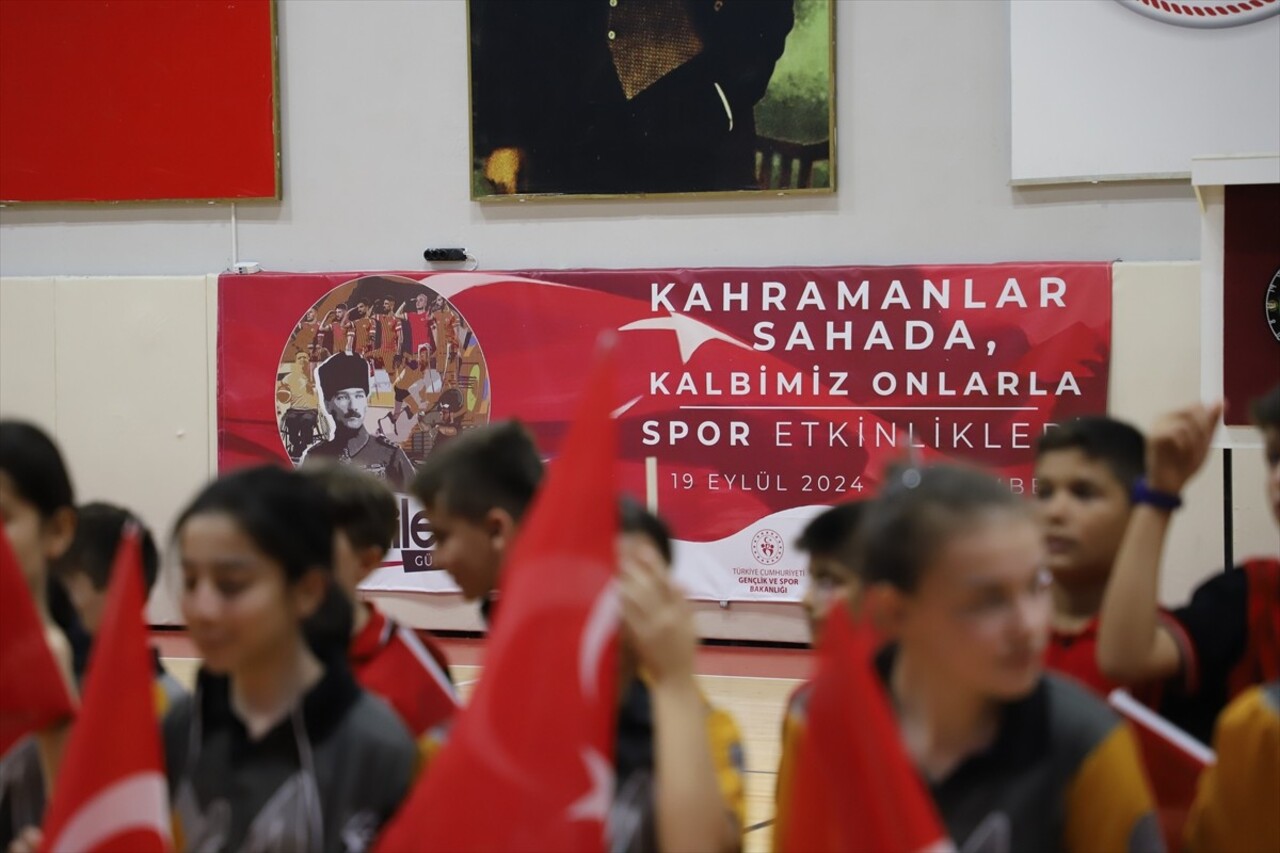 Karabük'te, Yenişehir Merkez Spor Salonu'nda 19 Eylül Gaziler Günü dolayısıyla "Kahramanlar Sahada...