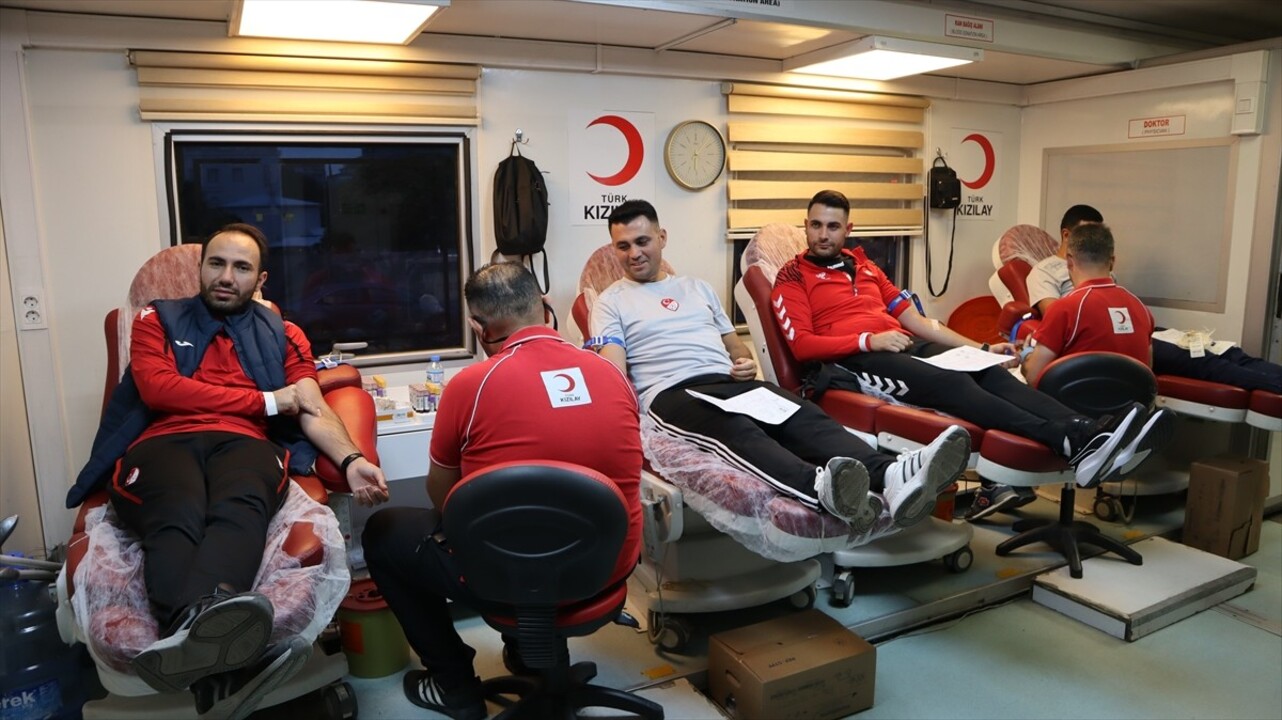 Iğdır'da futbol hakemleri, Türk Kızılaya kan bağışında bulundu.