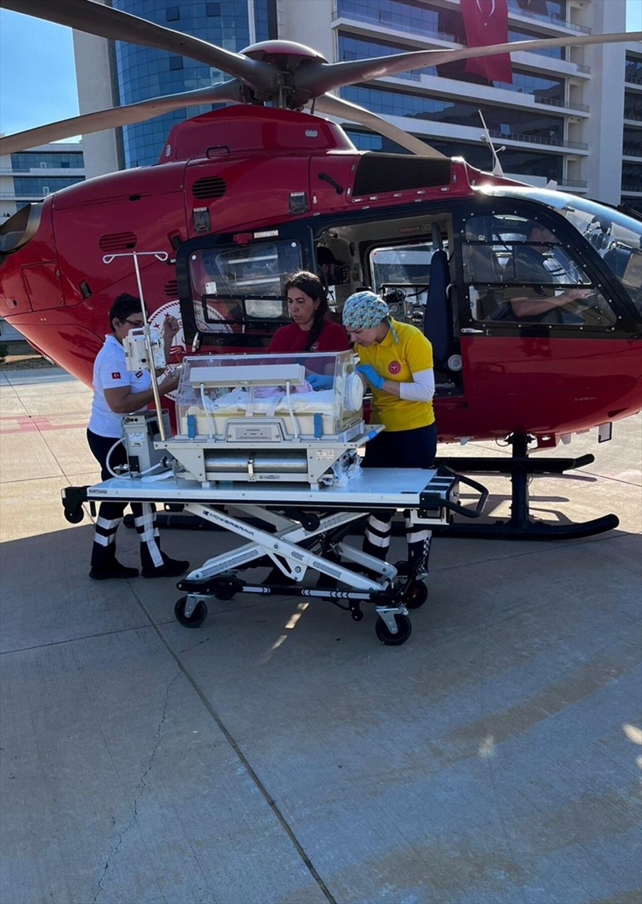 Muğla'da, beyinde su toplanması tanısı ile tedavi gören 1 aylık bebek, ambulans helikopterle...