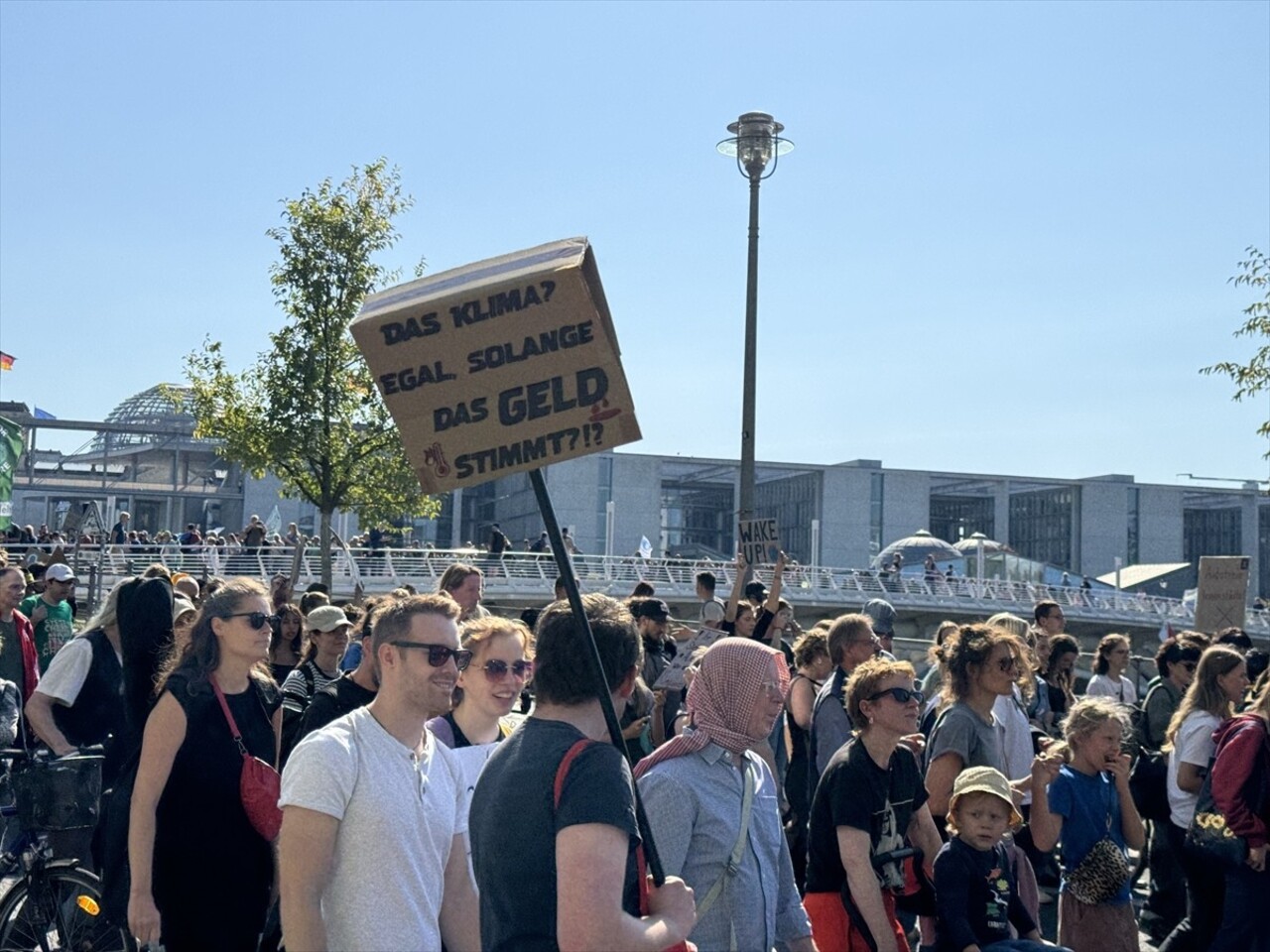 Almanya'nın başkenti Berlin'de toplanan çevreciler, iklim değişikliği ve küresel ısınmaya dikkat...