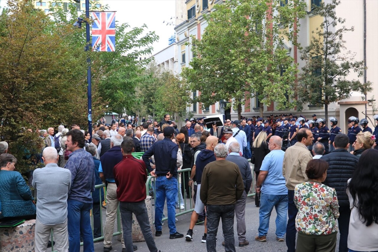 Arnavutluk'un başkenti Tiran'da belediyedeki yolsuzluk iddialarına yönelik protestolar sürerken...