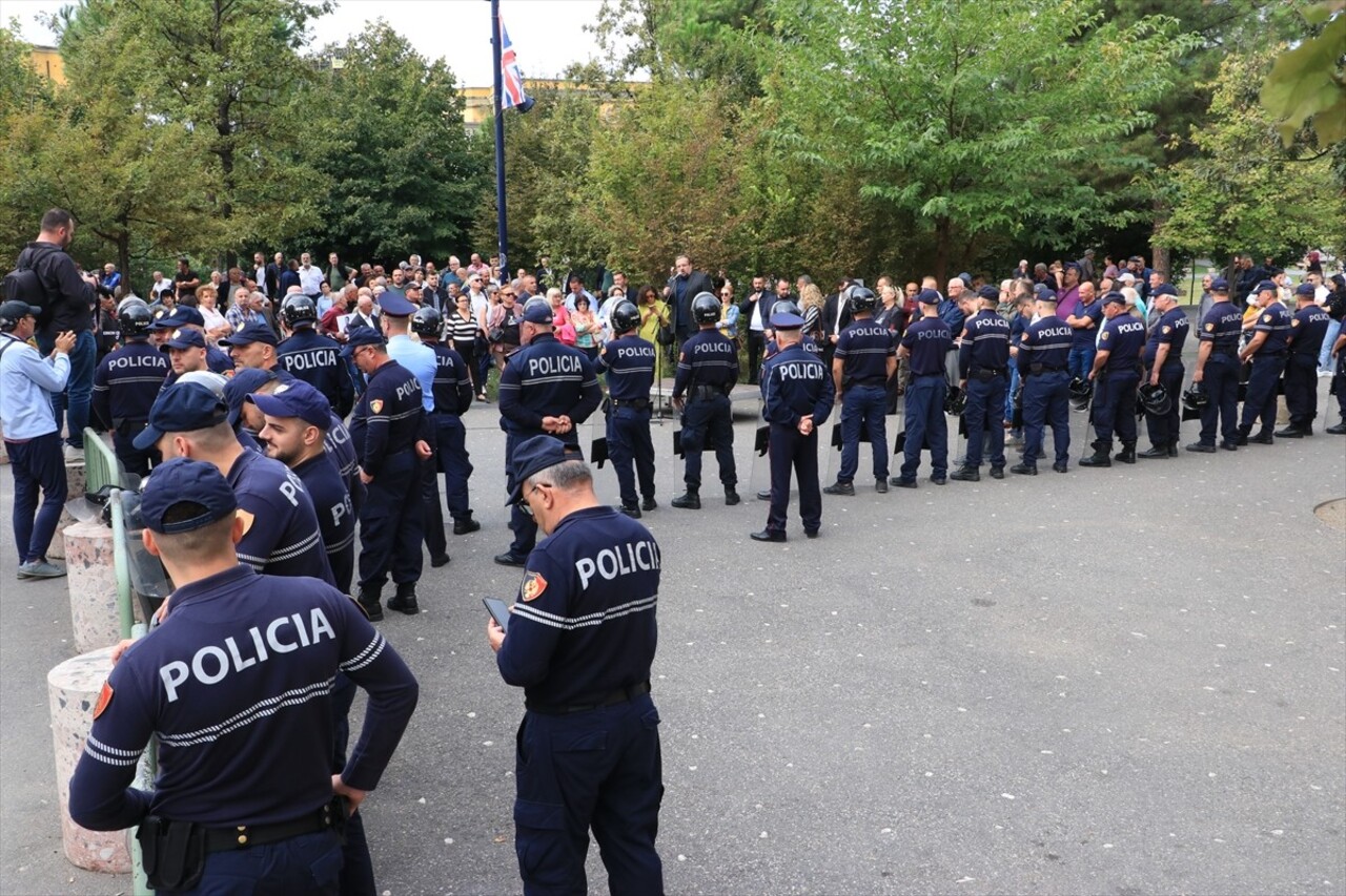 Arnavutluk'un başkenti Tiran'da belediyedeki yolsuzluk iddialarına yönelik protestolar sürerken...