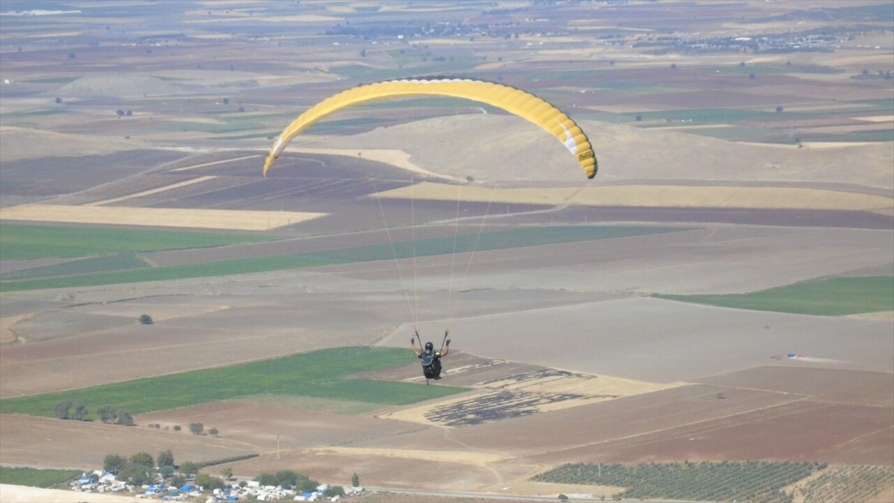 Gaziantep'in Nurdağı ilçesinde düzenlenen Yamaç Paraşütü Festivali başladı.