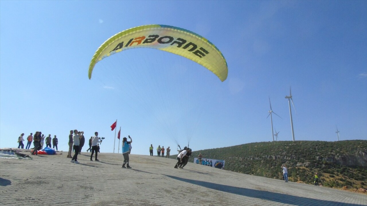 Gaziantep'in Nurdağı ilçesinde düzenlenen Yamaç Paraşütü Festivali başladı.