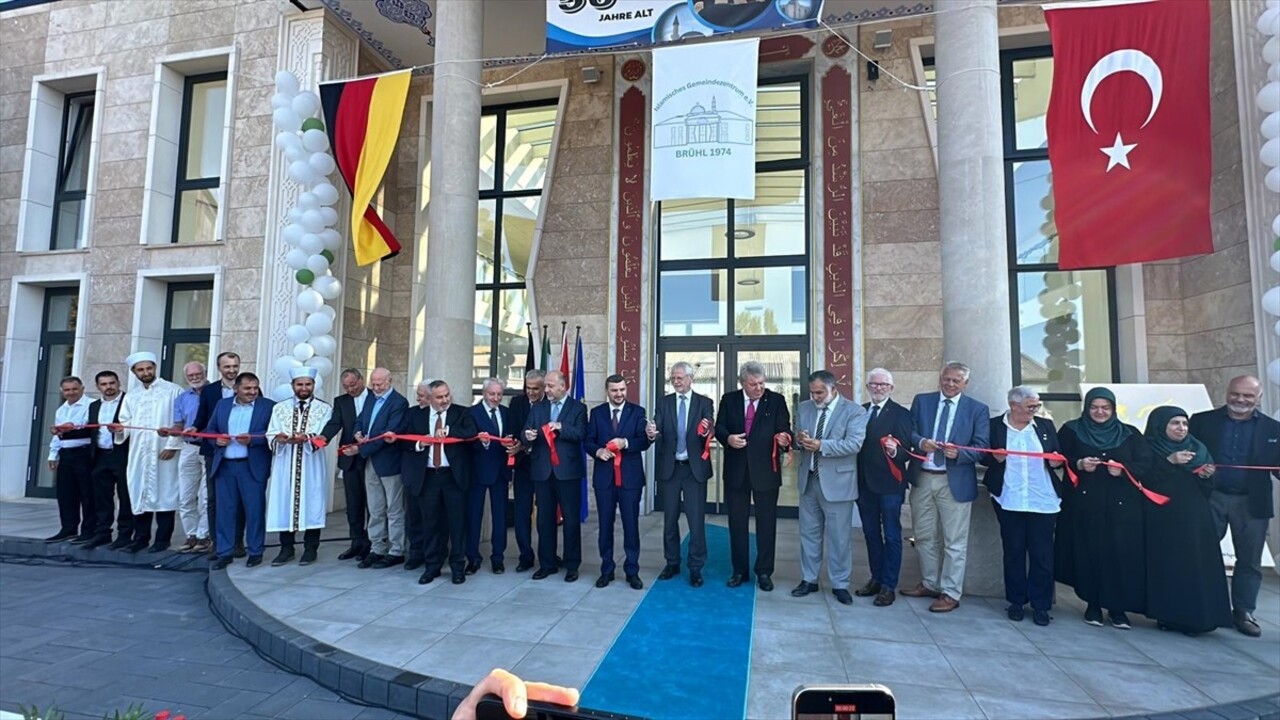 Almanya'nın Köln kenti yakınlarındaki Brühl'de inşa edilen İslam Toplumu Milli Görüş'e (IGMG)...