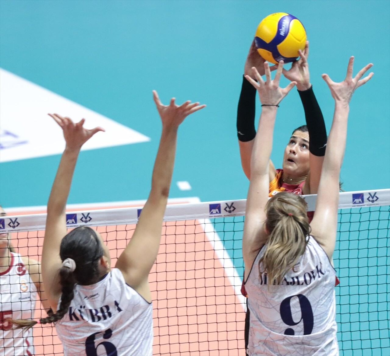 Voleybolda Kadınlar AXA Sigorta Kupa Voley müsabakalarında ilk gün 1. Grup mücadelesinde...