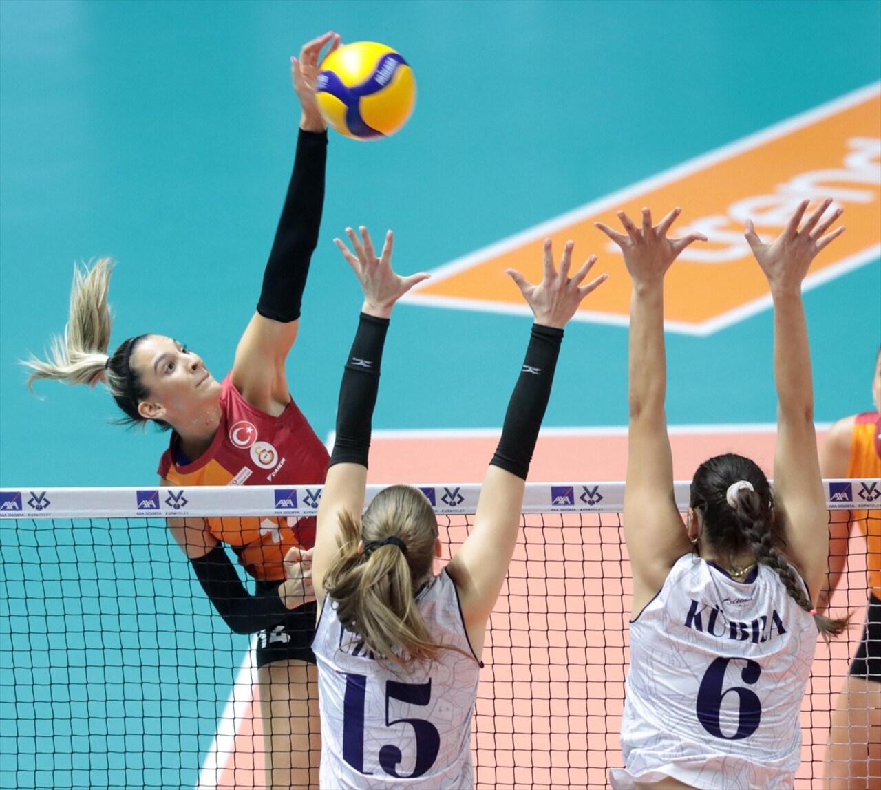 Voleybolda Kadınlar AXA Sigorta Kupa Voley müsabakalarında ilk gün 1. Grup mücadelesinde...