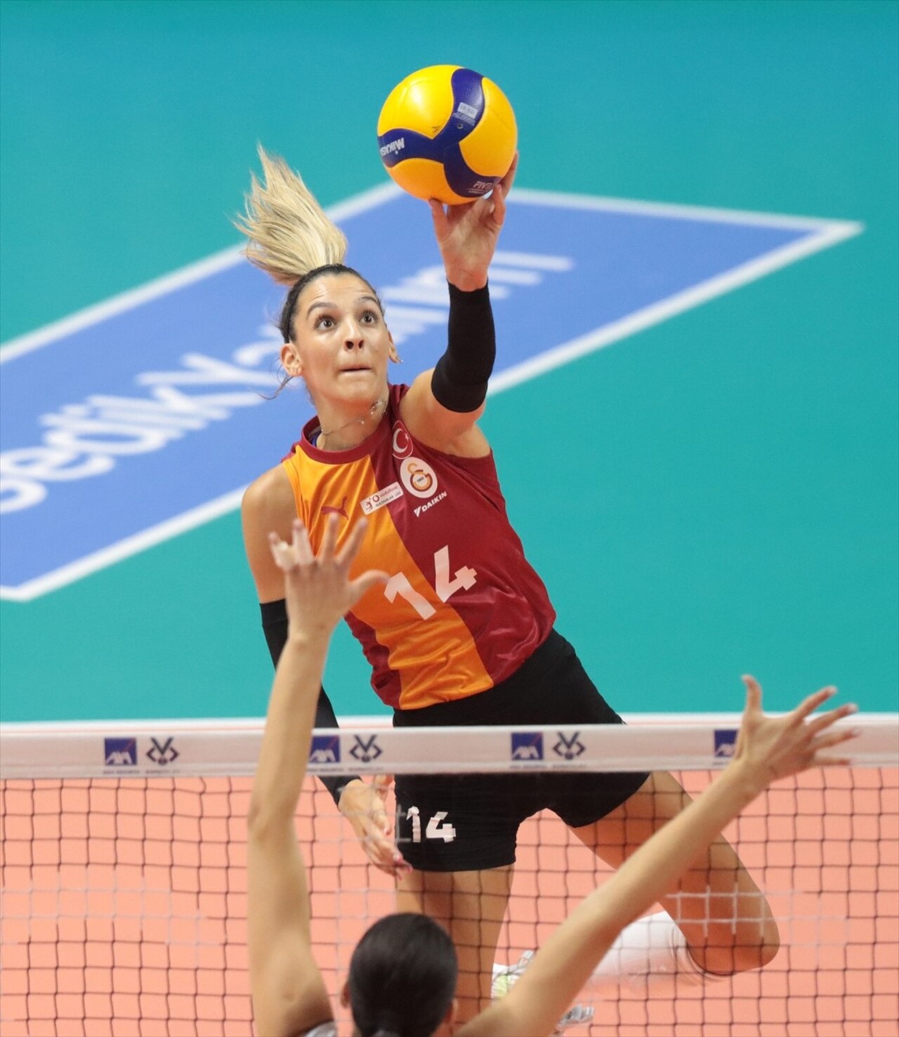 Voleybolda Kadınlar AXA Sigorta Kupa Voley müsabakalarında ilk gün 1. Grup mücadelesinde...