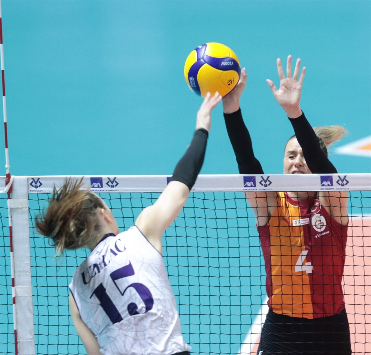 Voleybolda Kadınlar AXA Sigorta Kupa Voley müsabakalarında ilk gün 1. Grup mücadelesinde...