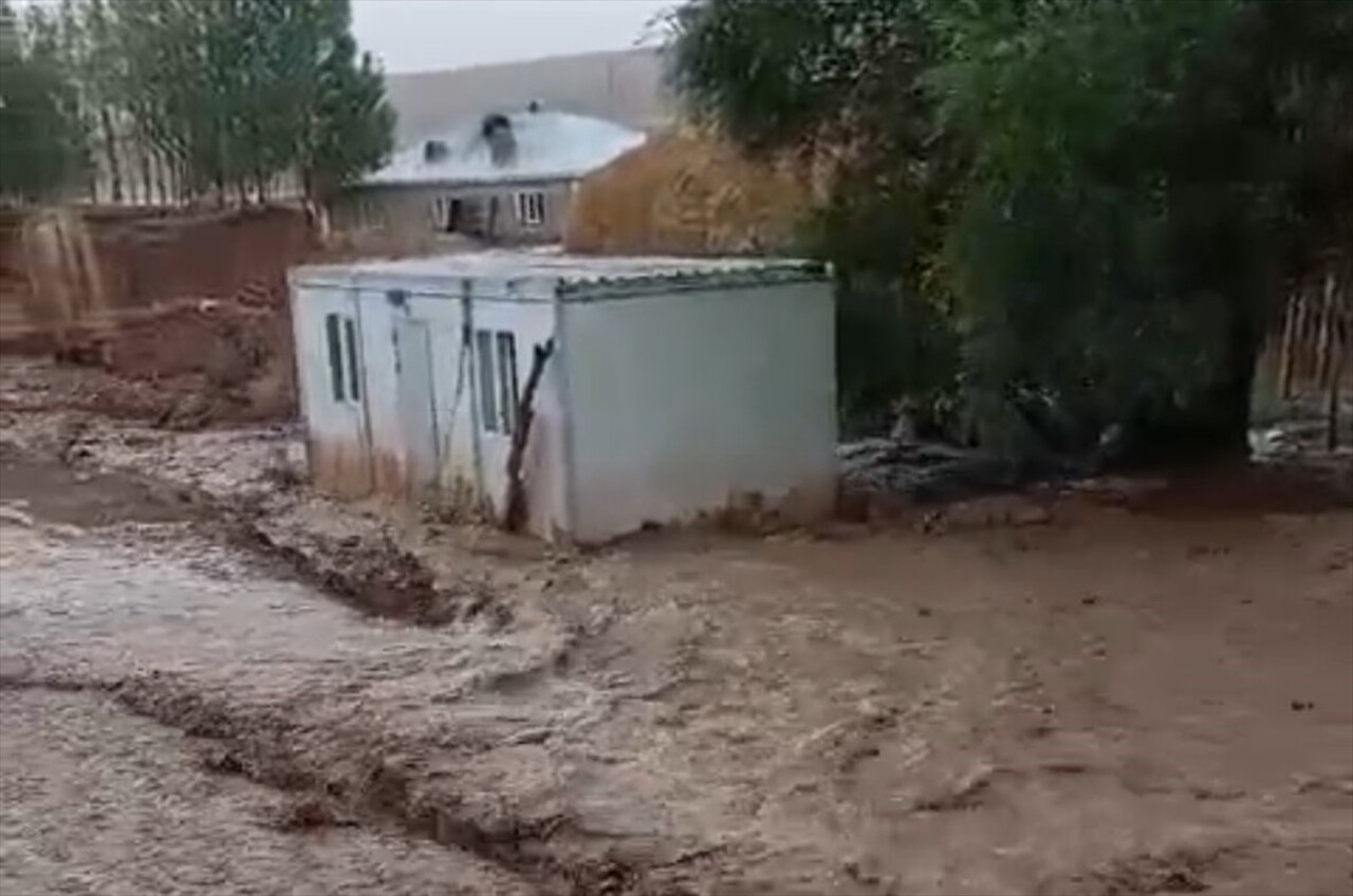 Van'ın Başkale ilçesinde sağanak, sele yol açtı. İlçede etkili olan sağanak, 50 kilometre...