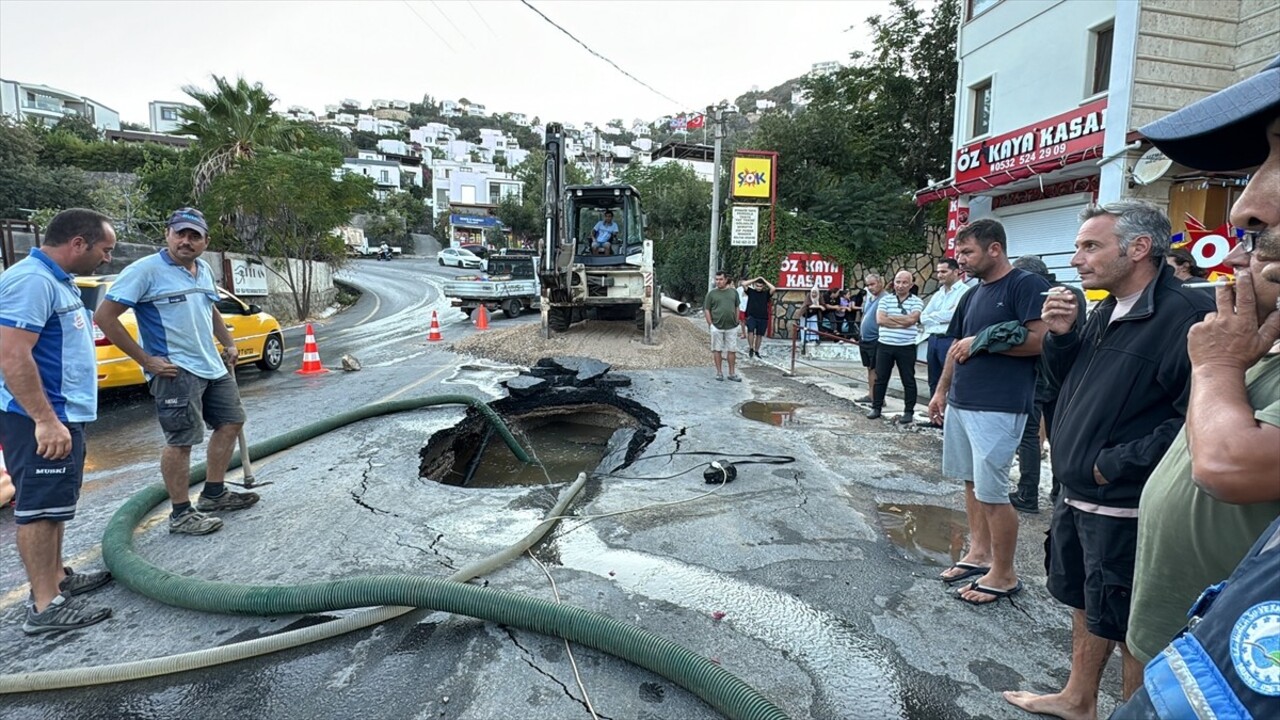 Muğla'nın Bodrum ilçesinde isale hattının patlaması sonucu bir zincir market şubesini su bastı...