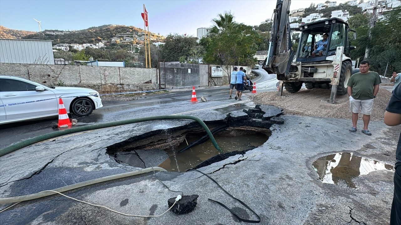 Muğla'nın Bodrum ilçesinde isale hattının patlaması sonucu bir zincir market şubesini su bastı...