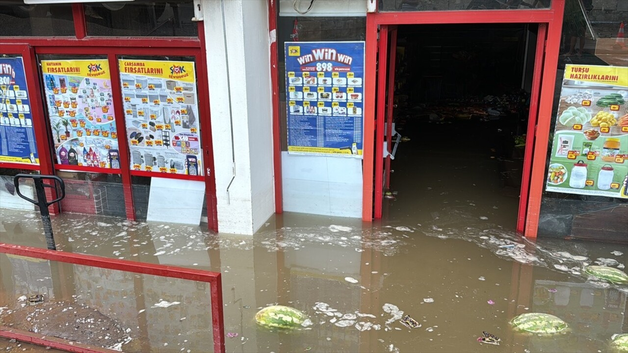 Muğla'nın Bodrum ilçesinde isale hattının patlaması sonucu bir zincir market şubesini su bastı...