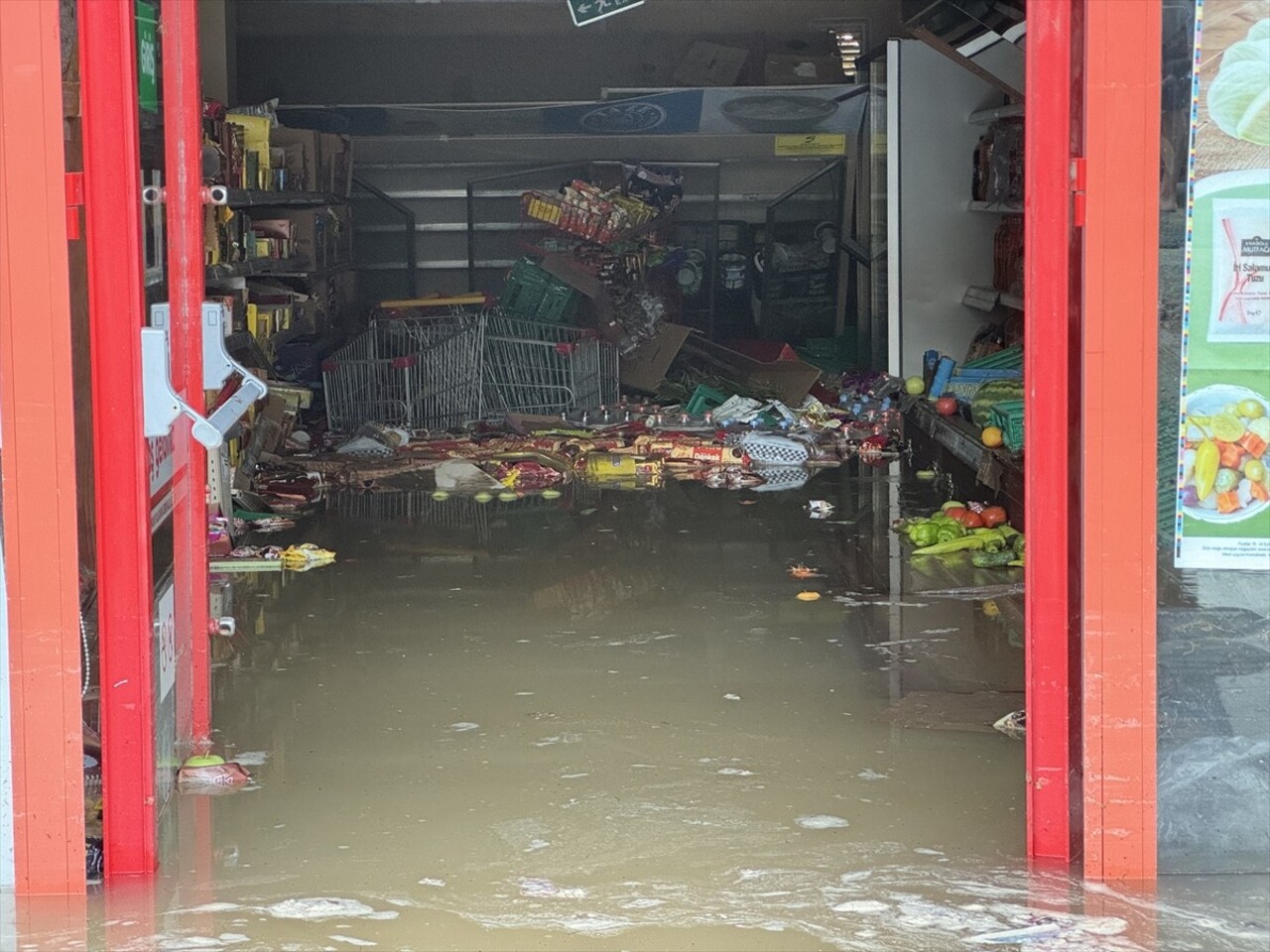 Muğla'nın Bodrum ilçesinde isale hattının patlaması sonucu bir zincir market şubesini su bastı...