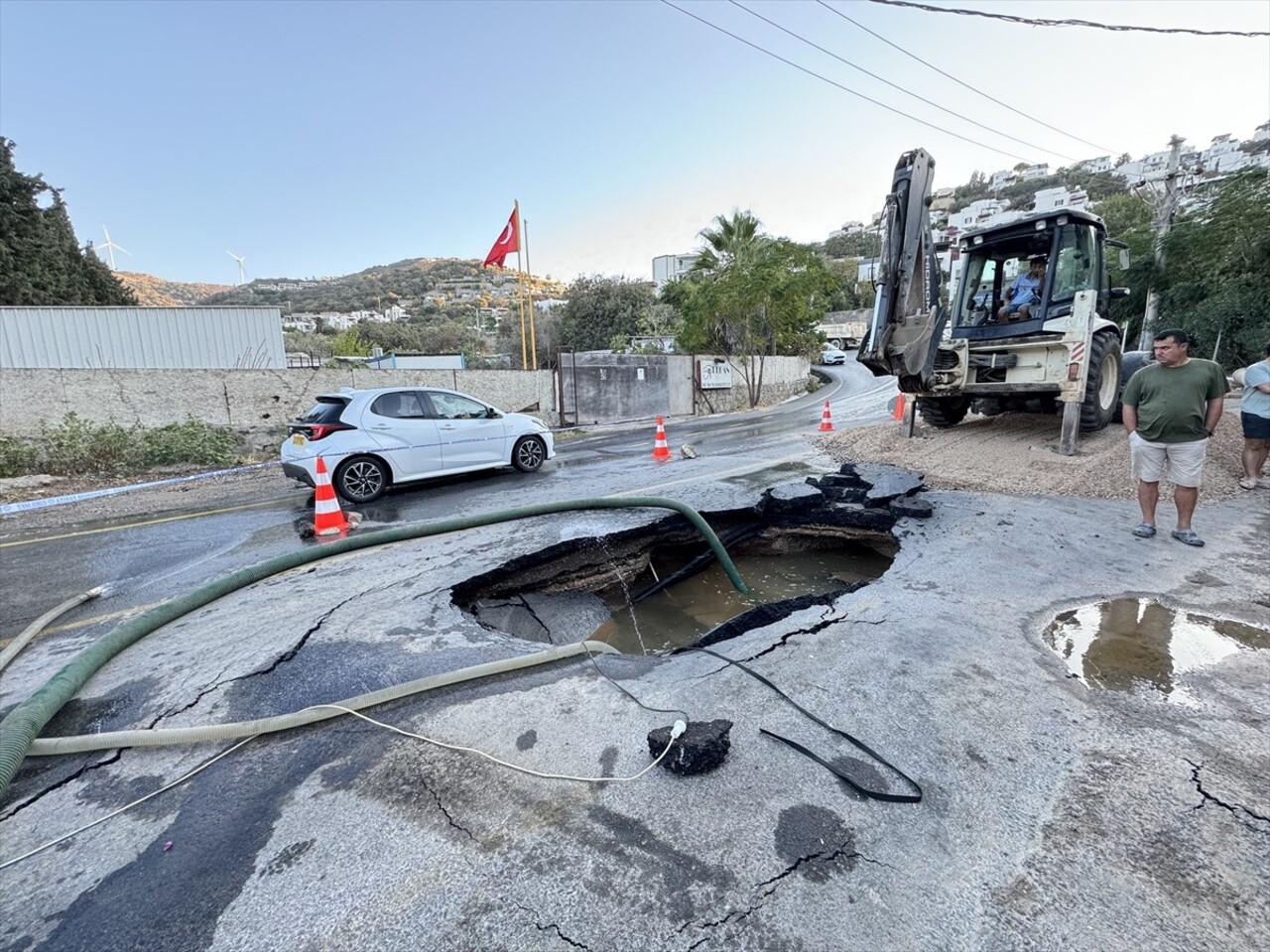 Muğla'nın Bodrum ilçesinde isale hattının patlaması sonucu bir zincir market şubesini su bastı...