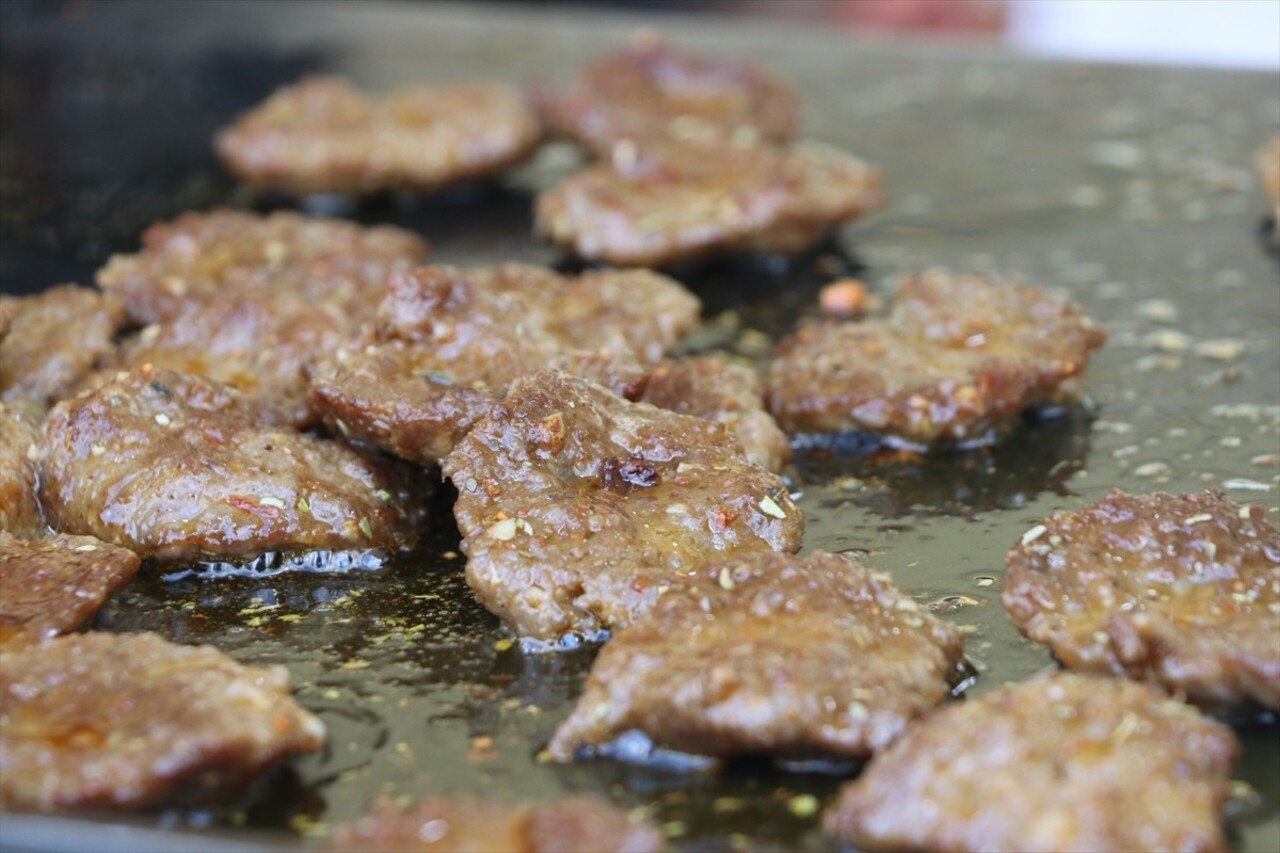 Elazığ'da düzenlenen "6. Geleneksel Salçalı Köfte ve Gastronomi Festivali" başladı. Lokantacılar...