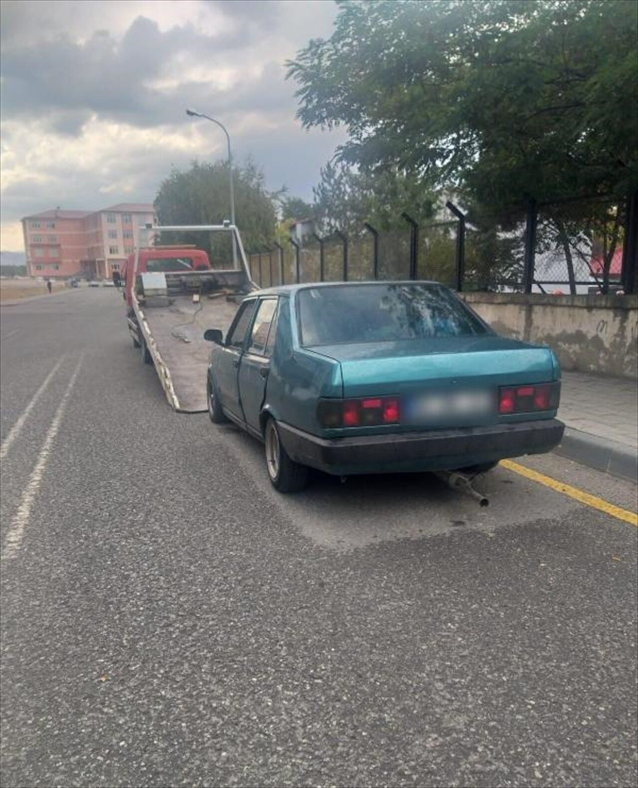 Erzurum'da abartı egzozlu otomobil sürücüsüne sosyal medyadan yapılan şikayet üzerine cezai işlem...