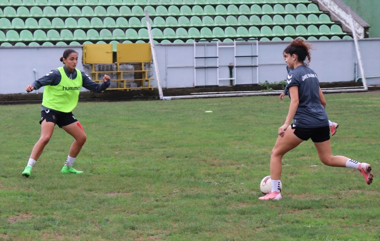 Ünye Kadın Spor Kulübü, Fenerbahçe Petrol Ofisi maçının hazırlıklarını şehir stadında...