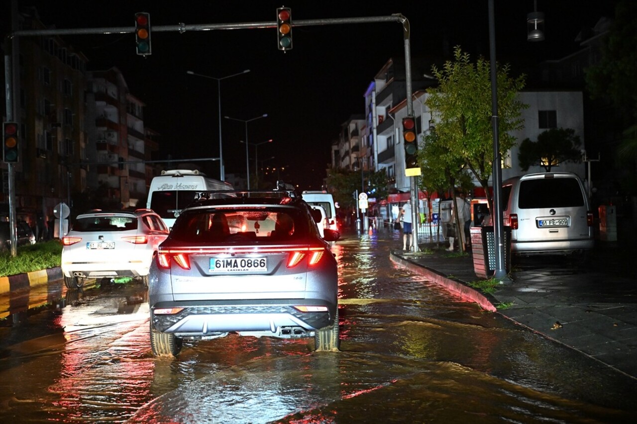 Trabzon'un Arsin ve Araklı ilçesinde sağanak hayatı olumsuz etkiledi. İl genelinde aralıklarla...