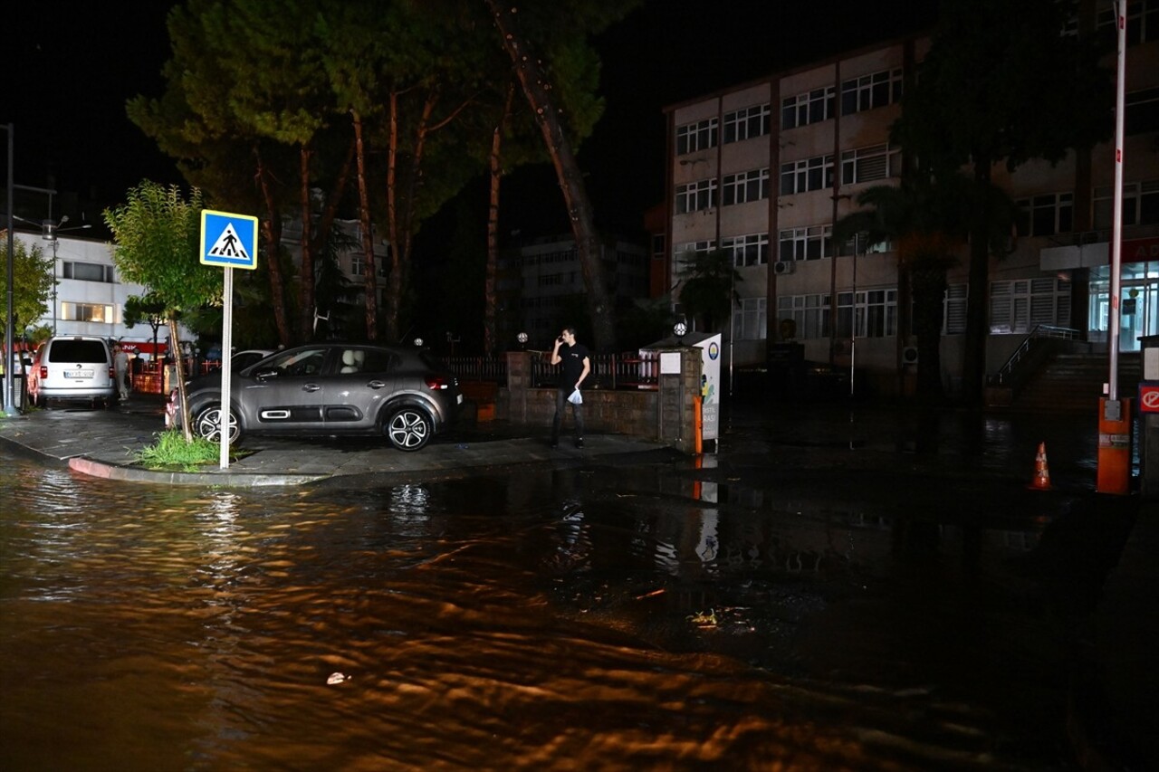 Trabzon'un Arsin ve Araklı ilçesinde sağanak hayatı olumsuz etkiledi. İl genelinde aralıklarla...