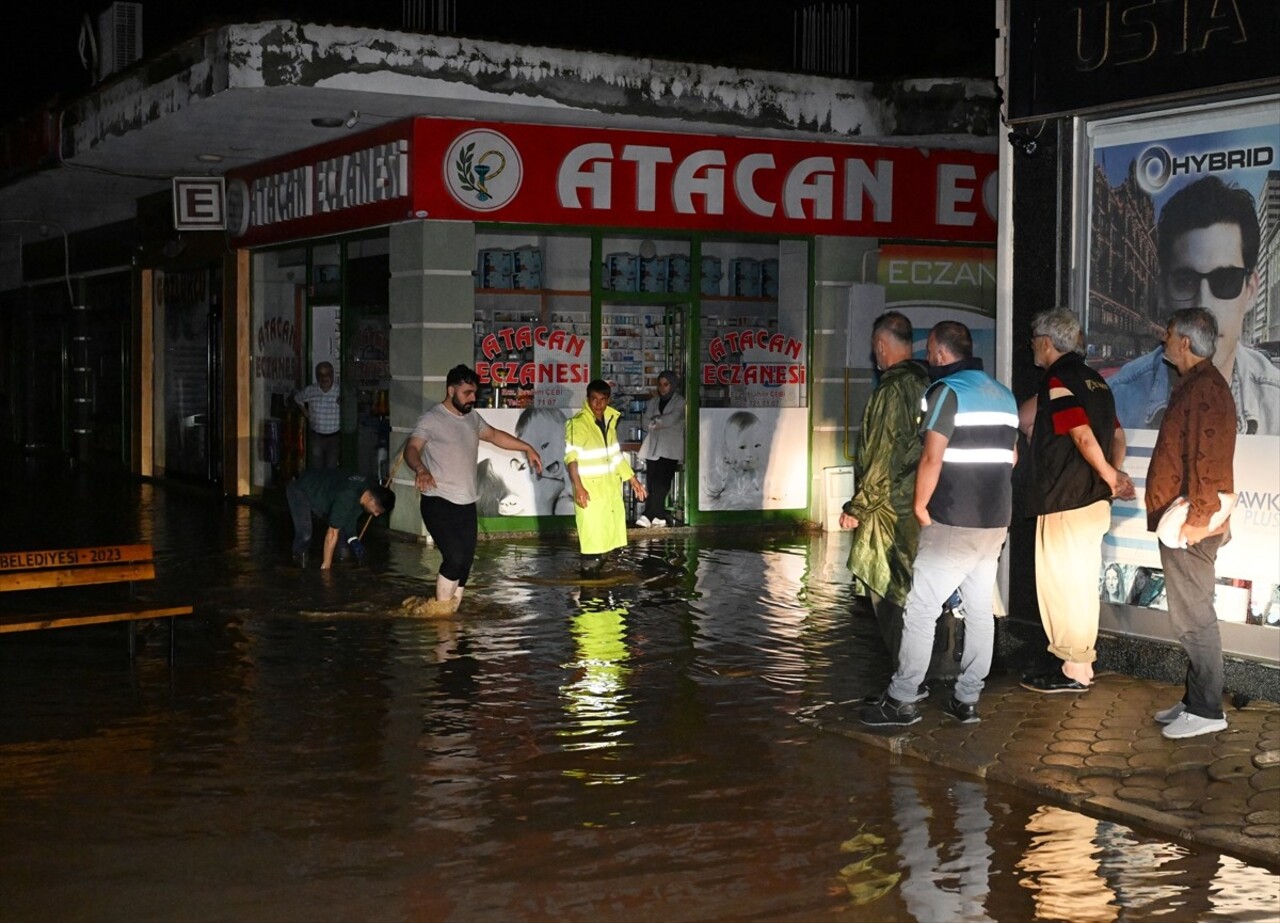 Trabzon'un Arsin ve Araklı ilçesinde sağanak hayatı olumsuz etkiledi. İl genelinde aralıklarla...