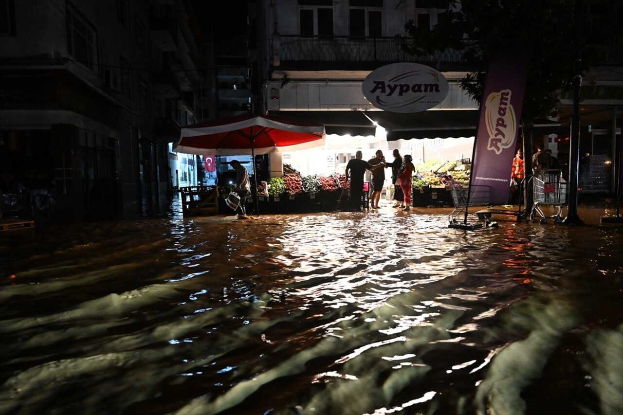 Trabzon'un Arsin ve Araklı ilçesinde sağanak hayatı olumsuz etkiledi. İl genelinde aralıklarla...