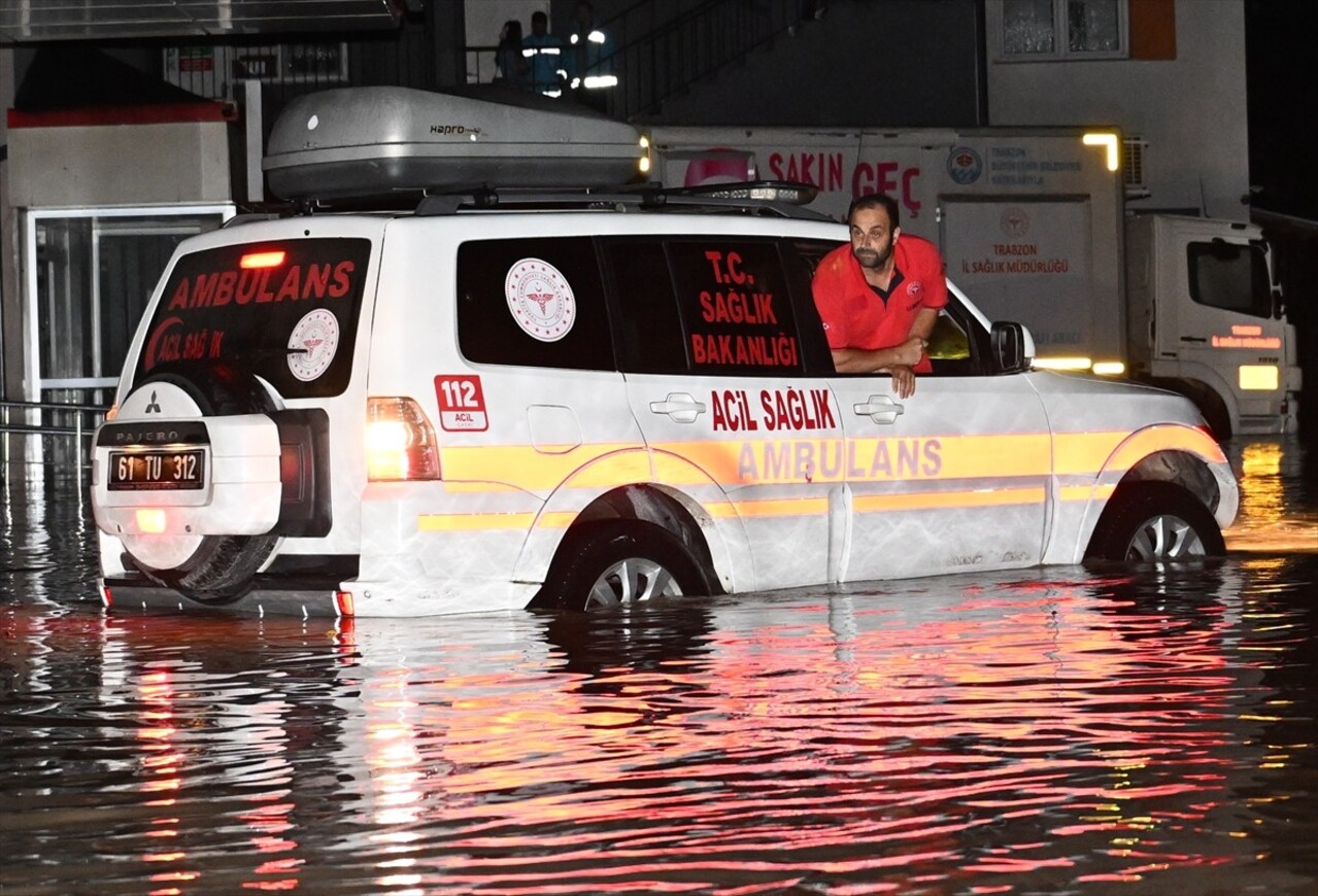 Trabzon'un Arsin, Araklı ve Sürmene ilçesinde sağanak hayatı olumsuz etkiledi. 
Araklı ilçesinde...