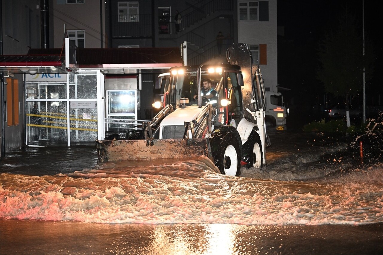 Trabzon'un Arsin, Araklı ve Sürmene ilçesinde sağanak hayatı olumsuz etkiledi. 
Araklı ilçesinde...