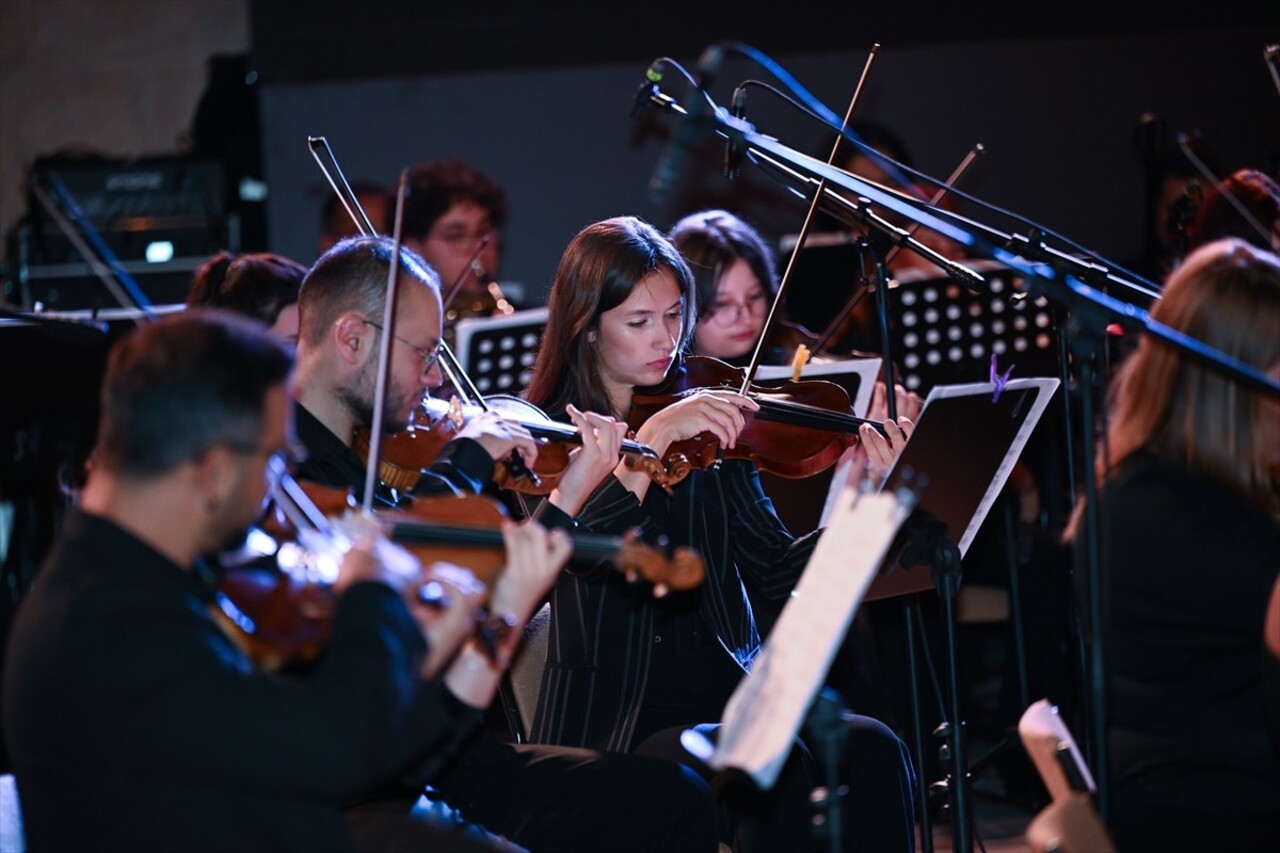 Hacettepe Üniversitesi Senfoni Orkestrası, yeni öğrencilerin üniversiteyi ve üniversite yaşamını...