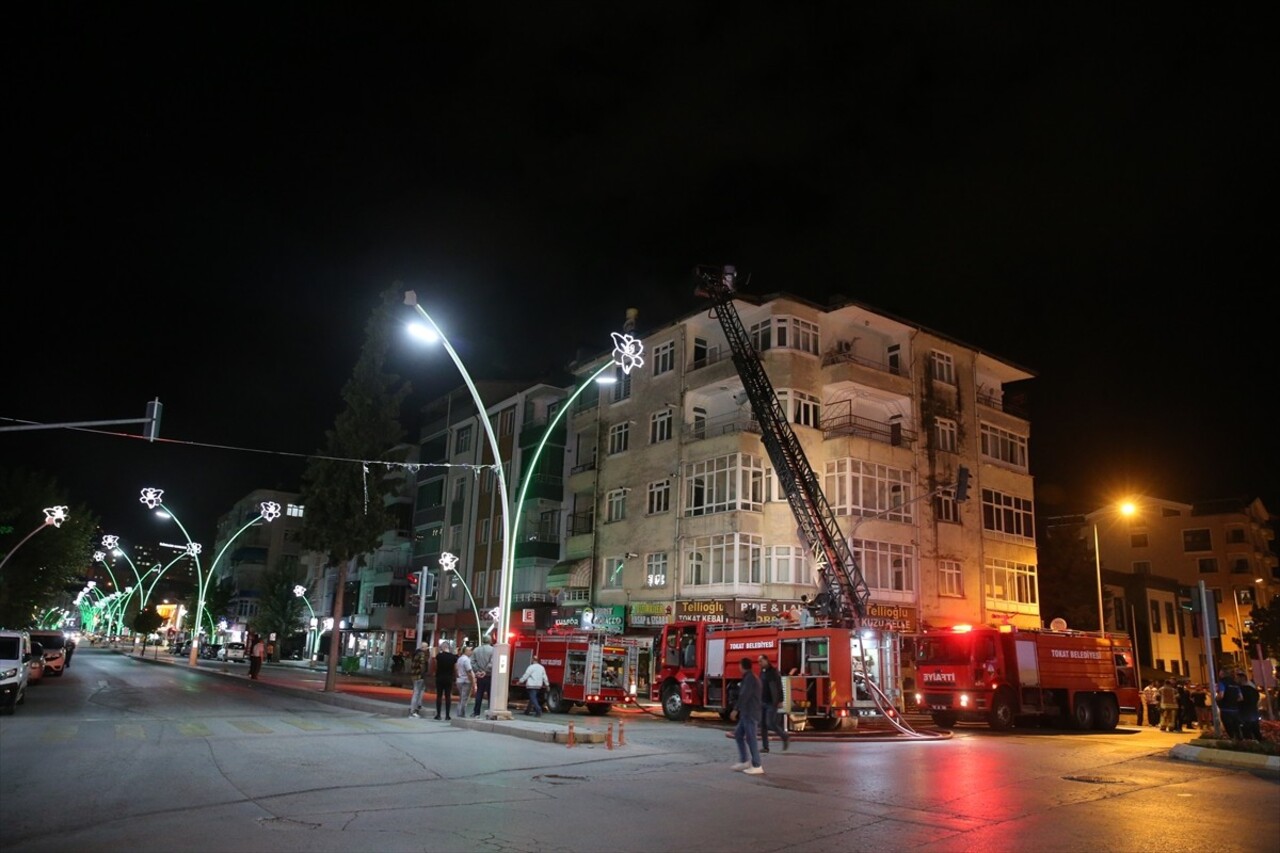 Tokat'ta yangın çıkan apartmanda hasar oluştu.