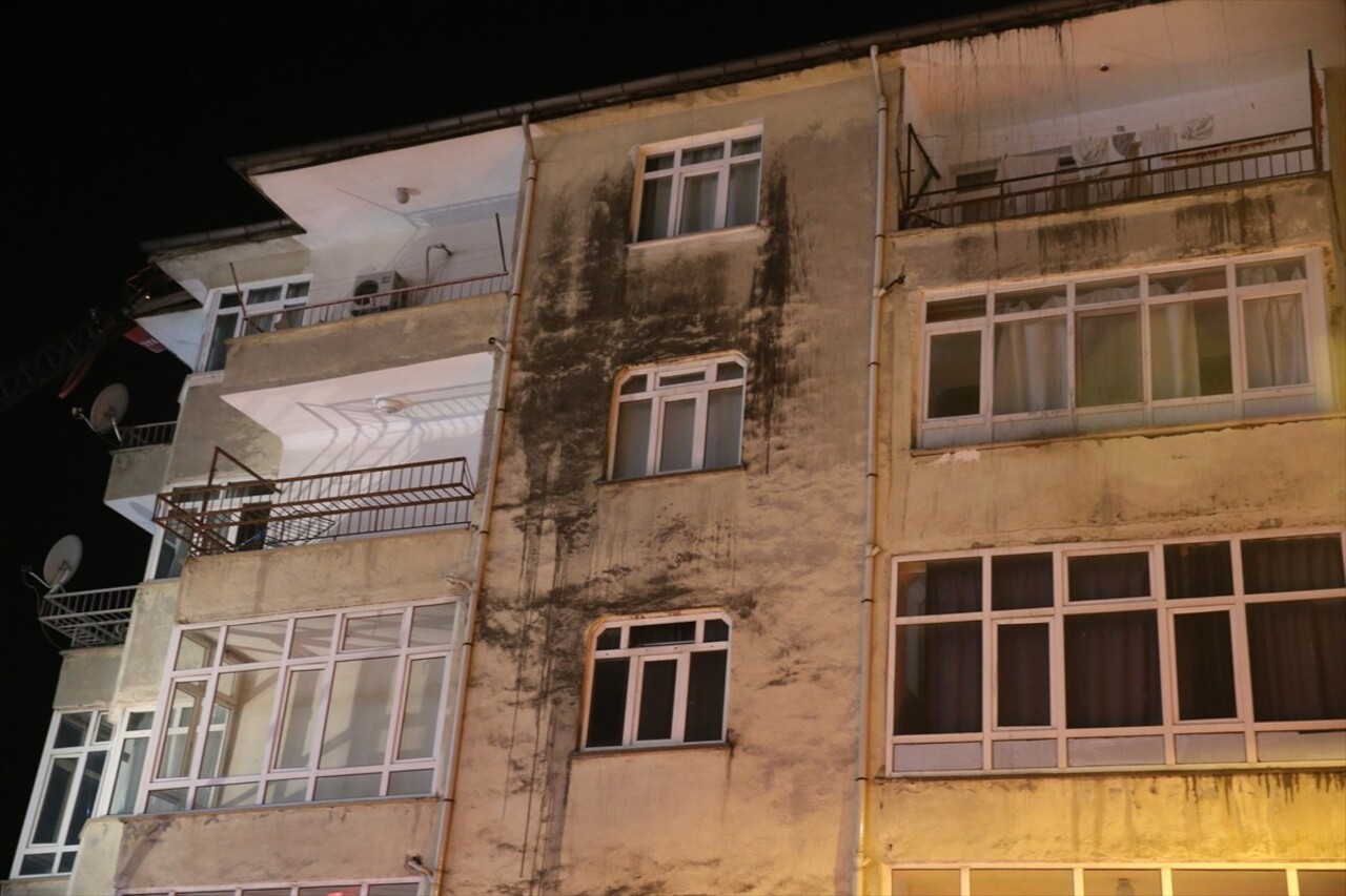 Tokat'ta yangın çıkan apartmanda hasar oluştu.