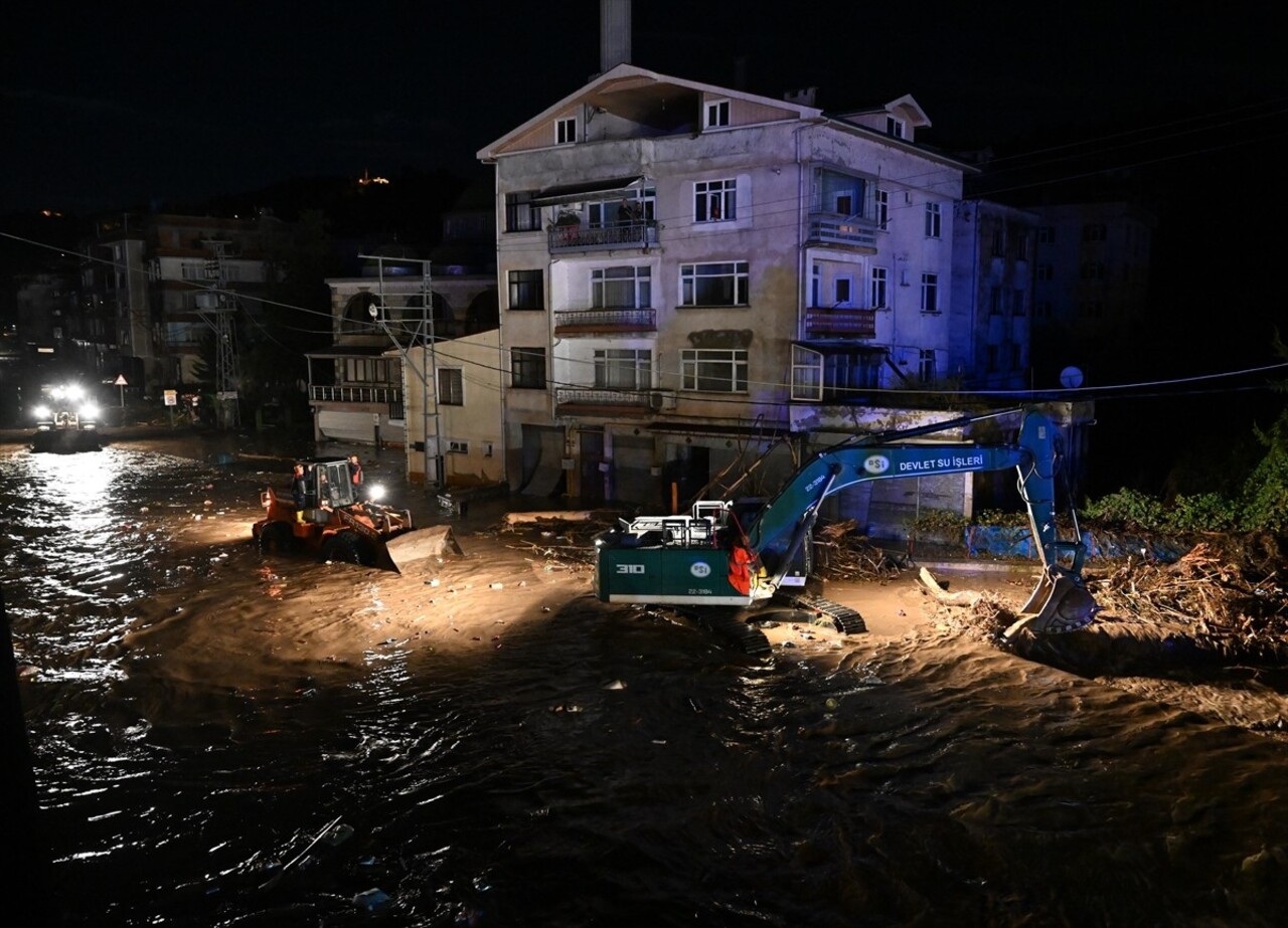 Trabzon'un Sürmene ilçesine bağlı Çavuşlu Mahallesinde etkili olan şiddetli yağış nedeniyle...