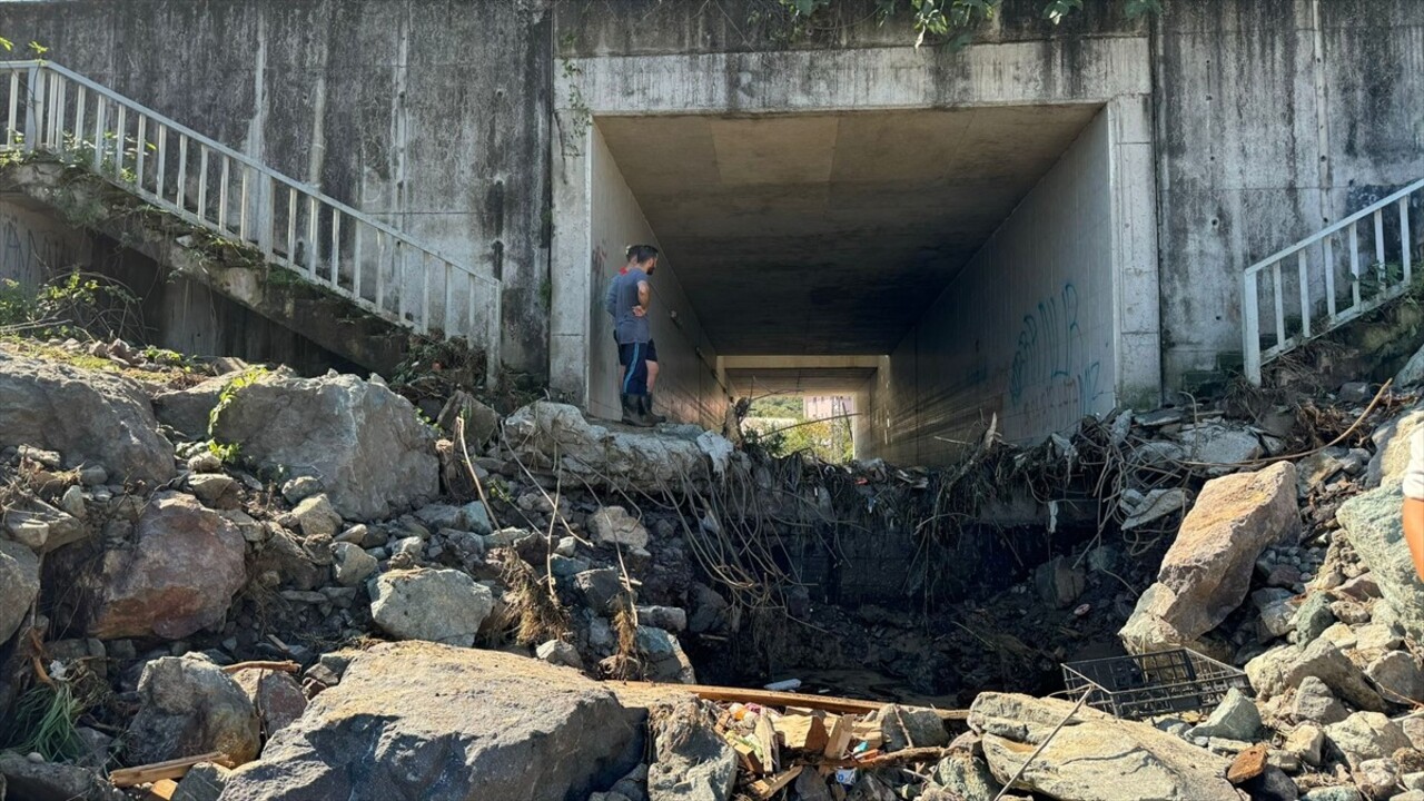 Trabzon'un Sürmene ilçesindeki taşkın ve heyelanlar sırasında kaybolan kişiyi arama çalışmaları...