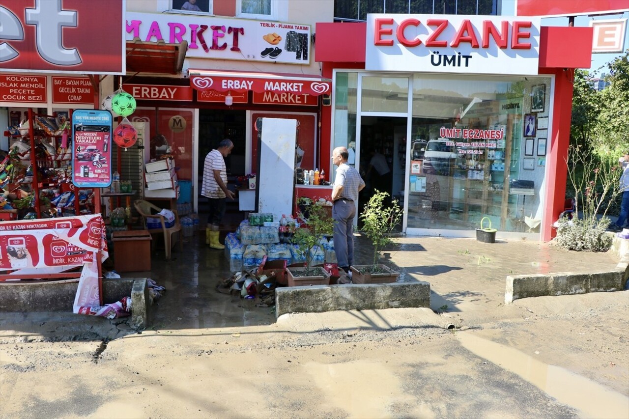 Trabzon'da dün akşam saatlerinde etkili olan sağanağın ardından taşkın ve heyelan meydana gelen...