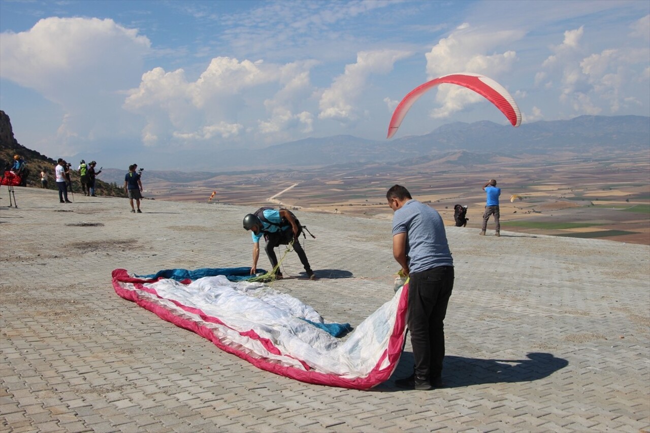 Gaziantep'in Nurdağı ilçesinde düzenlenen Yamaç Paraşütü Festivali devam ediyor. Gaziantep...