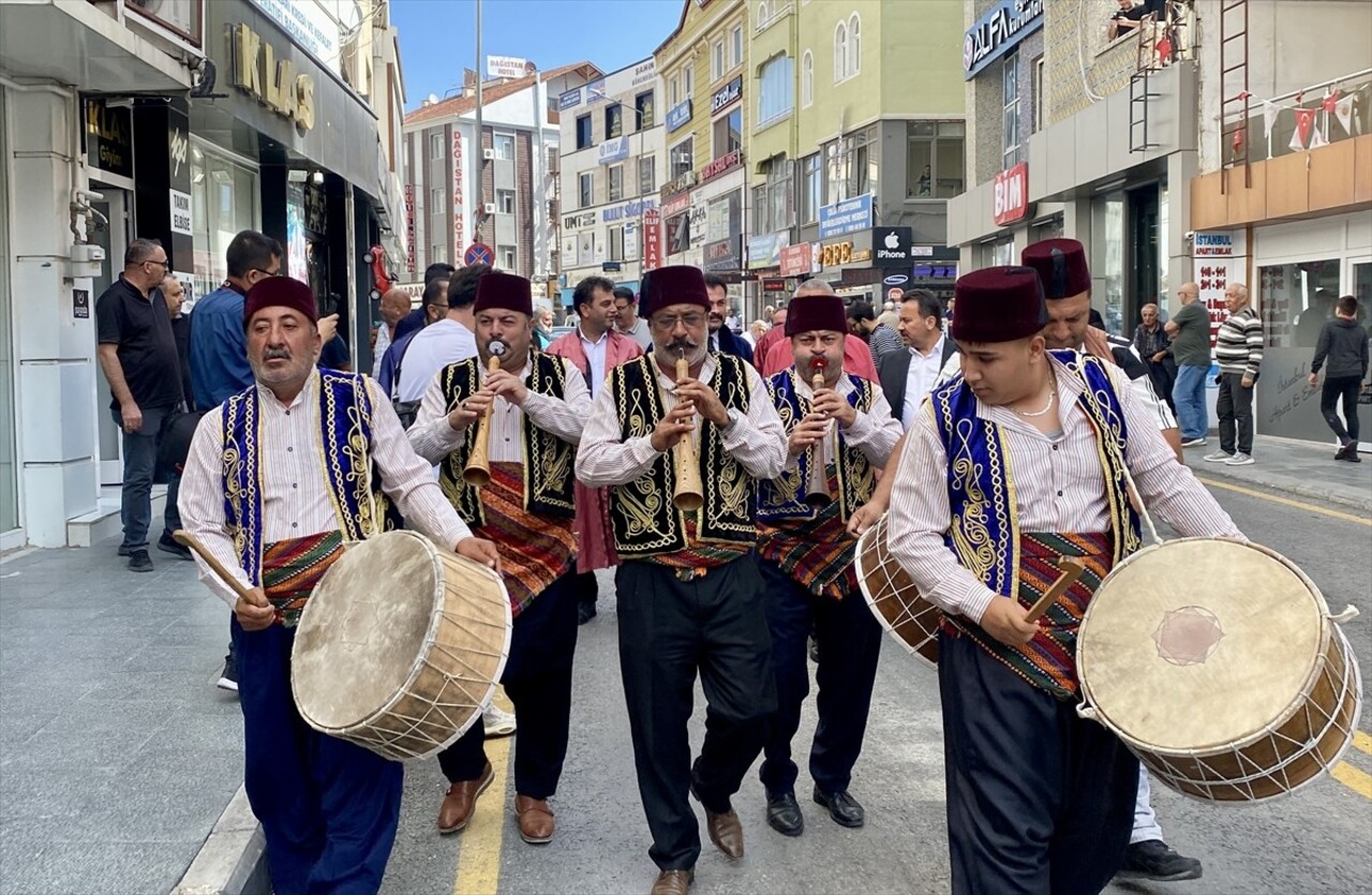 Kırşehir'de davul zurna eşliğinde ziyarette bulunulan esnaf, 37. Ahilik Haftası kutlamalarına...