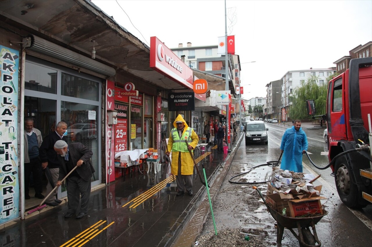 Bitlis'in Ahlat ilçesinde etkili olan sağanak, sel ve taşkınlara neden oldu. Birçok mahallede...