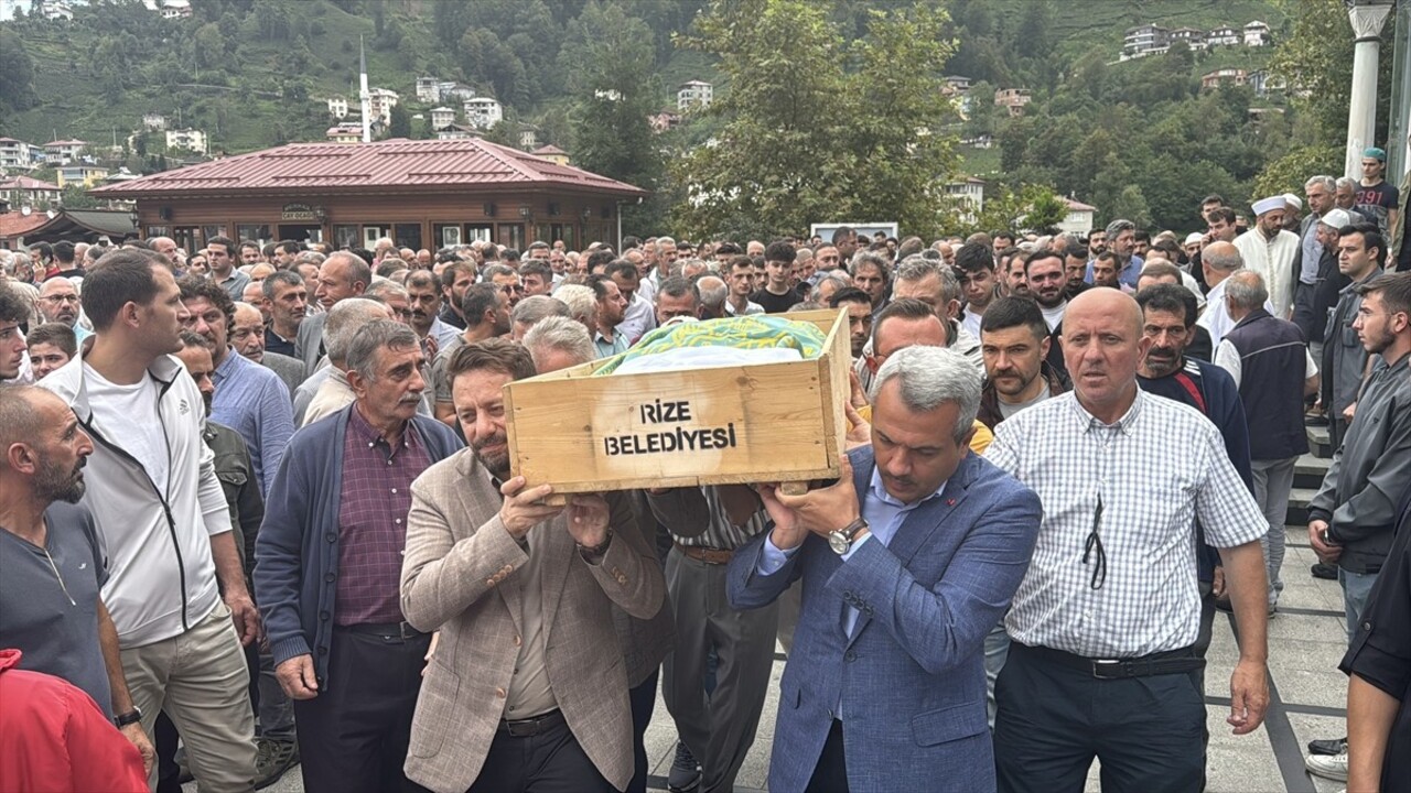 Rize'de dün okulun dördüncü katından merdiven boşluğuna düşerek hayatını kaybeden 14 yaşındaki...