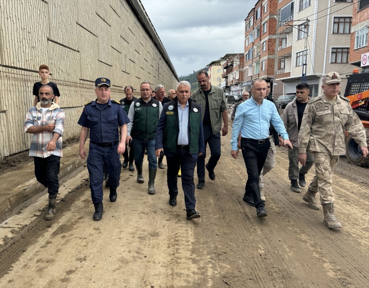 Trabzon Valisi Aziz Yıldırım (ortada), ​​​​​Trabzon'da dün akşam saatlerinde etkili olan sağanağın...