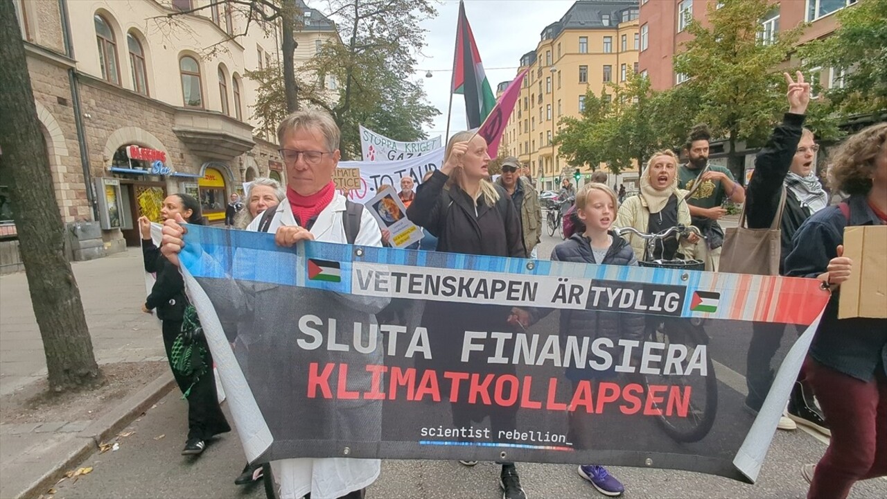 İsveç'in başkenti Stockholm'de yaklaşık 5 bin kişi, İsrail'i protesto etmek ve Filistin'e destek...