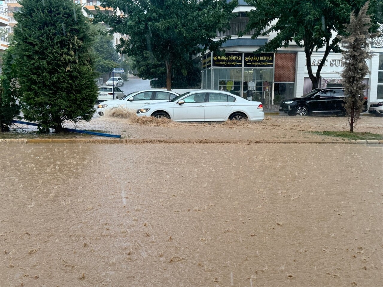 Şanlıurfa'da kent genelinde yer yer etkili olan yağış, bazı cadde ve sokaklarda su birikintisine...