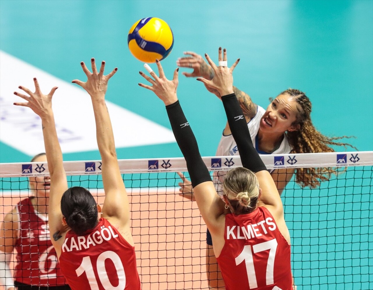 Voleybolda Kadınlar AXA Sigorta Kupa Voley müsabakalarında ikinci gün 3. Grup mücadelesinde Aras...