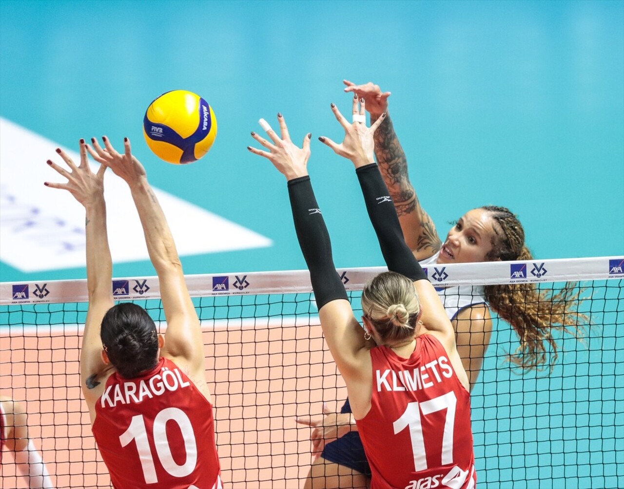 Voleybolda Kadınlar AXA Sigorta Kupa Voley müsabakalarında ikinci gün 3. Grup mücadelesinde Aras...