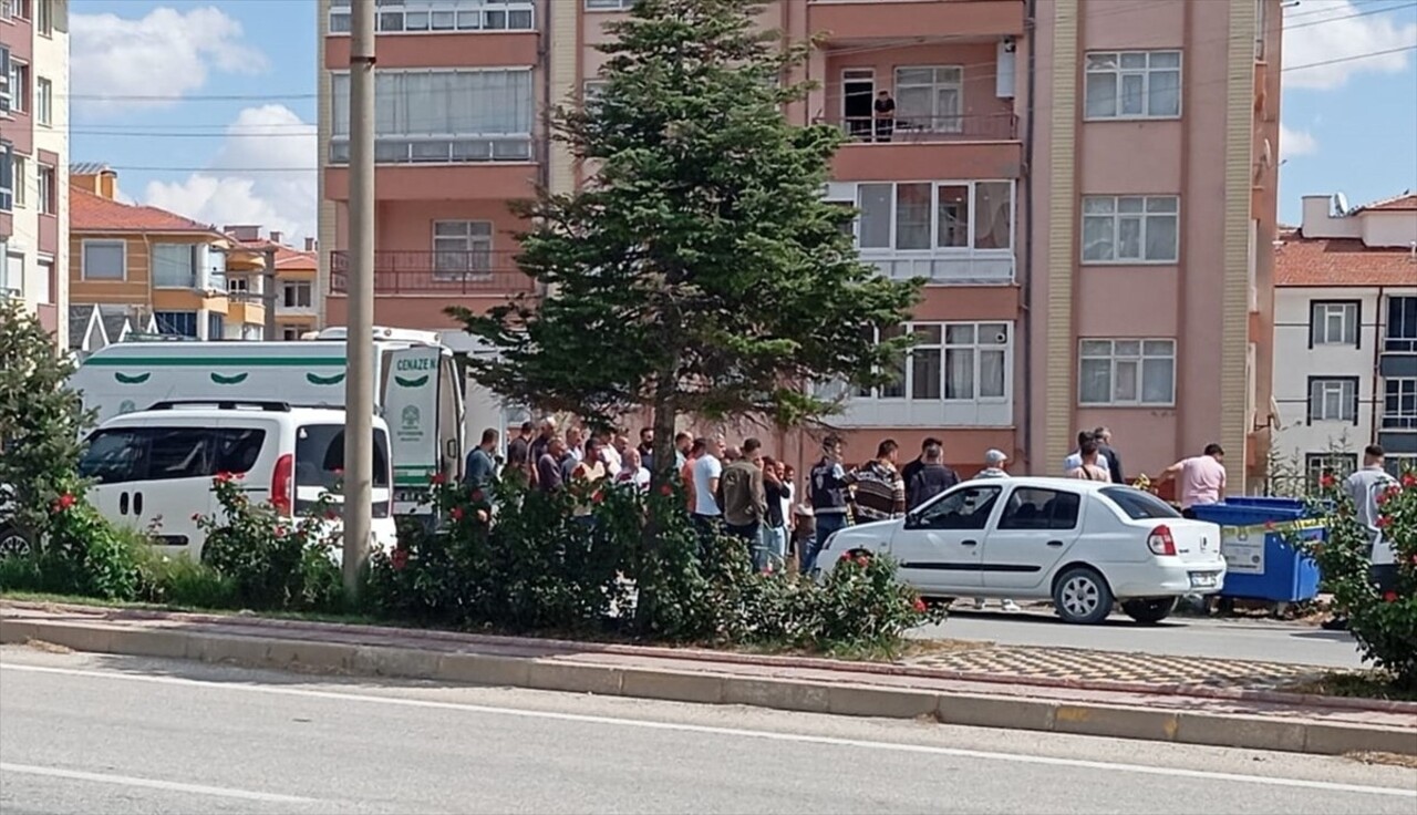 Konya'nın Kulu ilçesinde yol kenarında bir erkeğe ait ceset bulundu. Cenaze, incelemelerin...